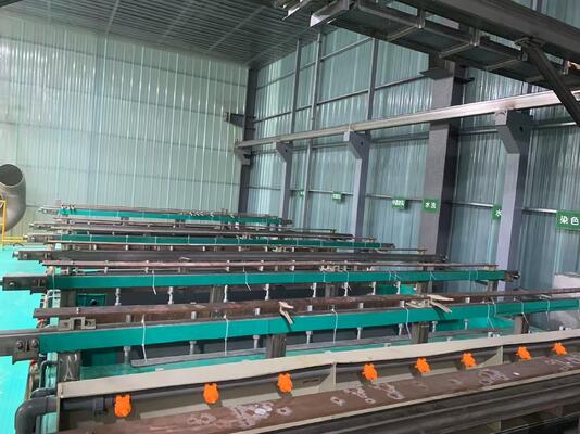 Buen precio Equipo de línea de anodizado duro para el tratamiento de la superficie de aluminio con perfiles de 30-50um y colores de tinción personalizables, incluidos champán, negro, marrón, plata en línea