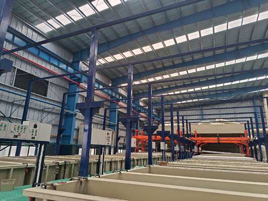 Buen precio Línea de producción de electroforesis de oxidación horizontal 450T/mes con longitud máxima de perfil de 6500 mm y espesor de película ajustable de 8-12 µm en línea