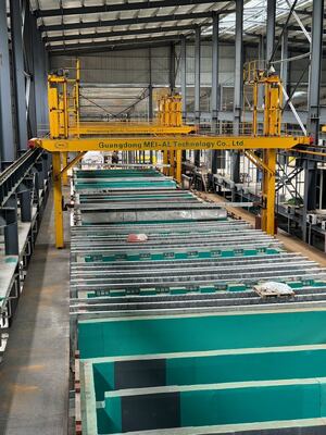 Buen precio Línea de anodizado horizontal de 750 T/M de capacidad con longitud máxima del perfil de 6500 mm y grosor de película de 10-12 μm en línea