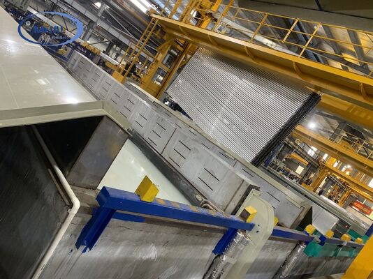 Buen precio Línea de producción de anodizado con potencia de control AC220V 50Hz con automatización escalable, longitud máxima de perfil de 6500 mm y espesor de película de 10~12 µm en línea