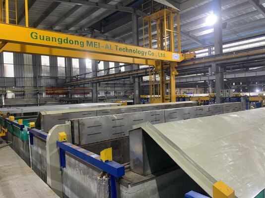 Buen precio 500 toneladas/mes Línea de producción de anodizado totalmente automática con espesor de película de 5-25 μm para perfiles de aluminio en línea