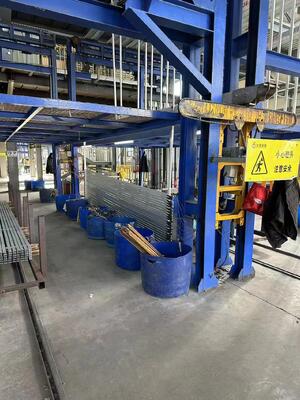 Buen precio Línea de producción automática de anodización de aluminio de 800T/mes con 6500mm de longitud máxima del perfil y 10~12μm de espesor de película Equipo de tratamiento de superficie en línea