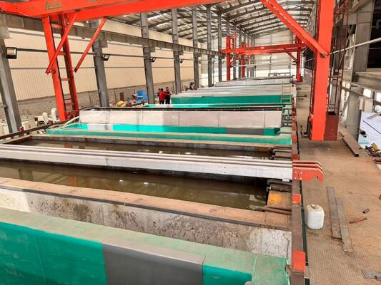 Buen precio Línea automática de anodizado de aluminio de 650 toneladas/mes con un espesor de película de 8-12 µm y una longitud máxima de perfil de 6500 mm en línea
