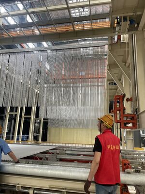 Buen precio 1500T / M Línea de anodizado de aluminio totalmente automática para marcos fotovoltaicos solares. Modo de carga vertical, anodizado natural de 10 ¢ 15 μm y sellado a temperatura ambiente. en línea
