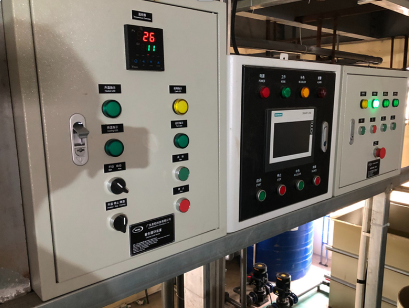 Buen precio Línea de anodizado de aluminio totalmente automática controlada por PLC de 80 Toneladas/Mes con control preciso de temperatura de ±1°C en línea