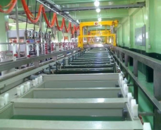 Buen precio Línea de producción de anodizado horizontal para llaves de tubería de aluminio con 50 toneladas de producción mensual y fácil operación en línea