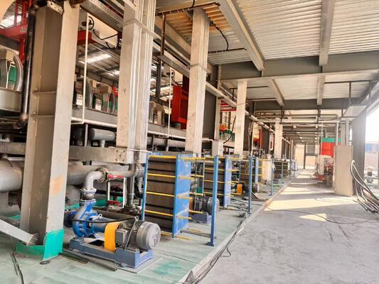 Buen precio Línea automática de anodizado de aluminio para puertas enrollables con resistencia a la intemperie estable, acabado de color consistente y espesor uniforme de la película de óxido En línea