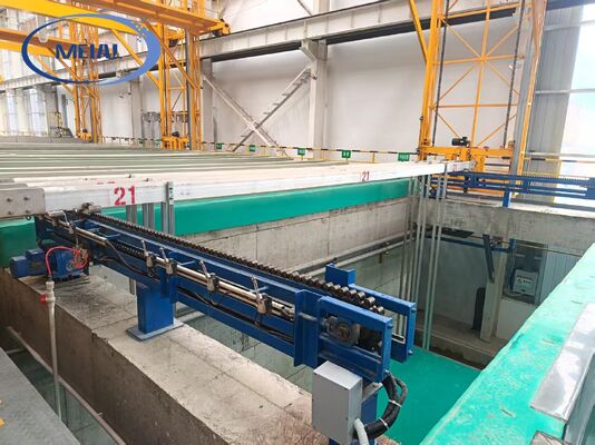 Buen precio Línea automática de anodizado de aluminio con control automático PLC y solución llave en mano de espesor de película de 8-12μm En línea