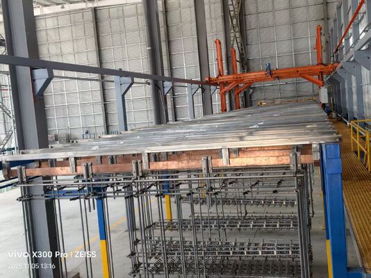 Buen precio Línea de anodizado vertical para perfiles de aluminio con tratamiento de aguas residuales y espesor de película de 8-12 μm En línea